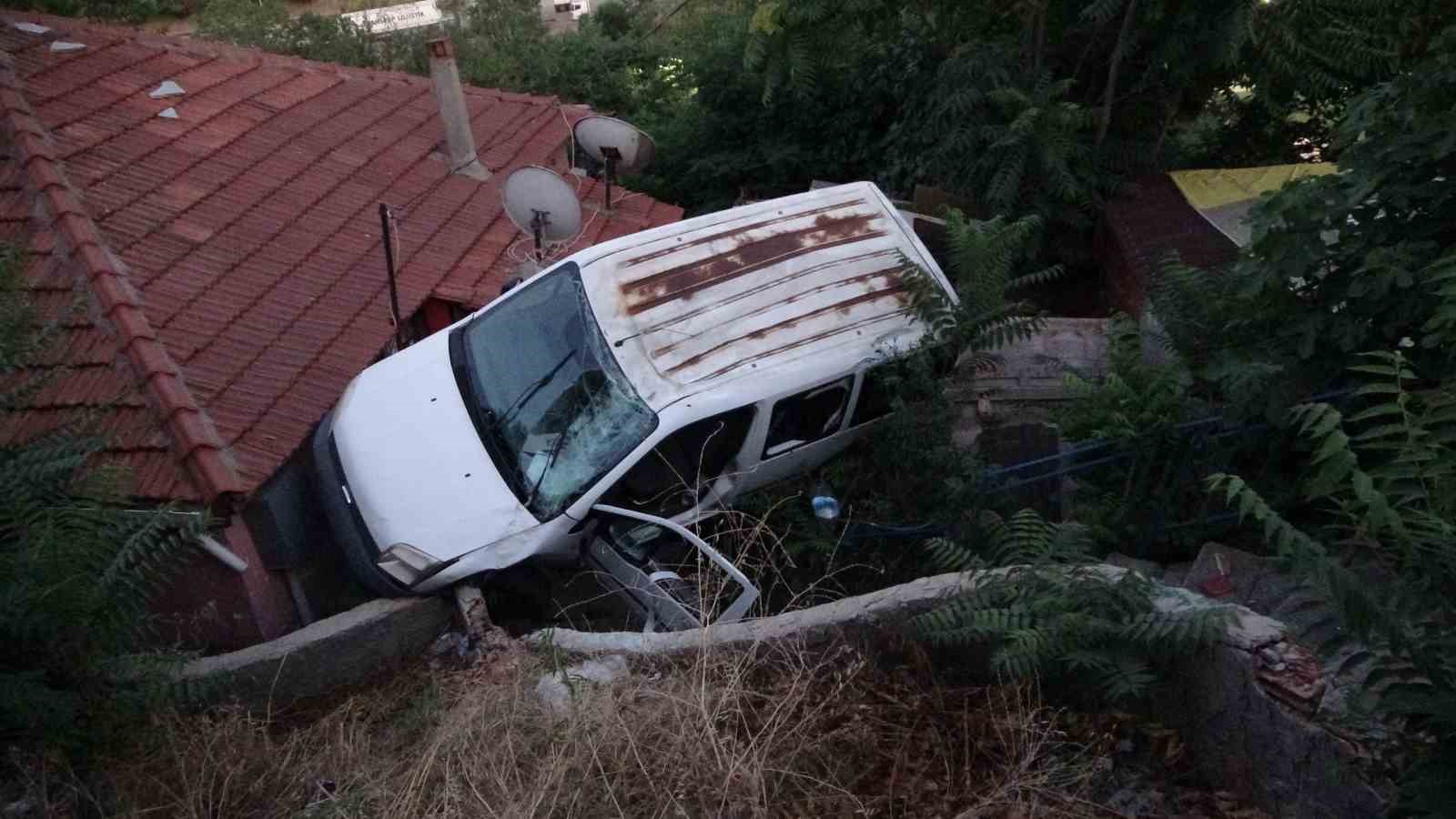 Tuzla’da yokuşta kayan araç gecekondunun üzerine düştü