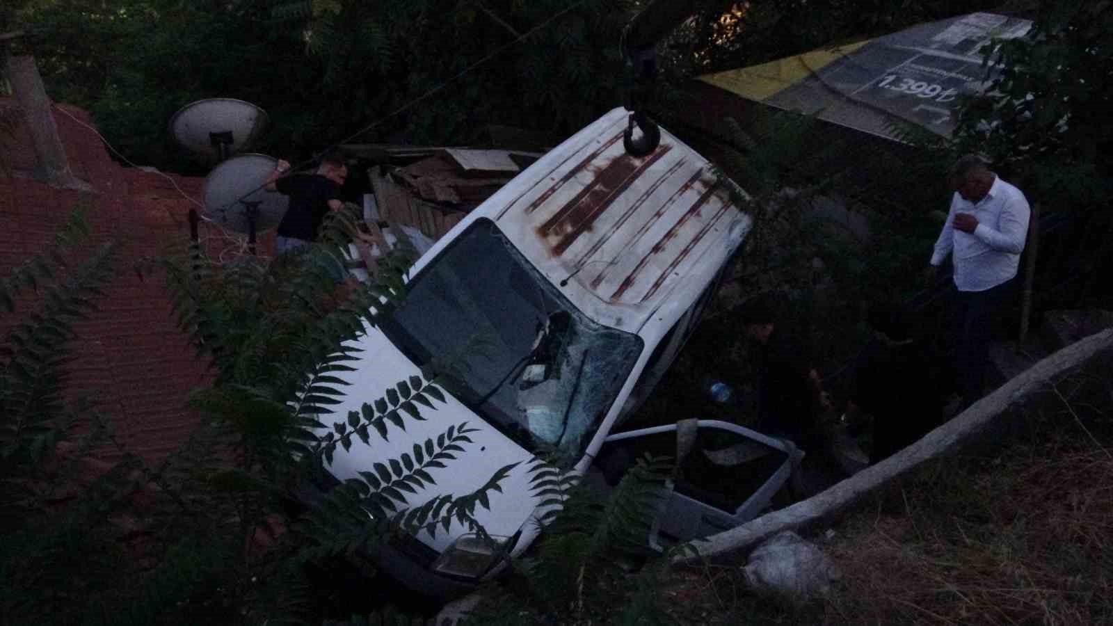 Tuzla’da yokuşta kayan araç gecekondunun üzerine düştü
