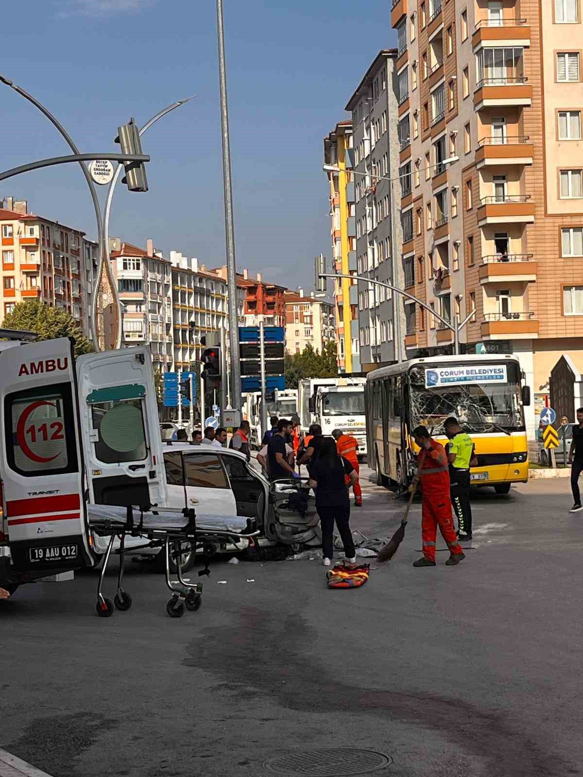 Çorum’da yolcu otobüsü ile hafif ticari araç çarpıştı: 10 yaralı
