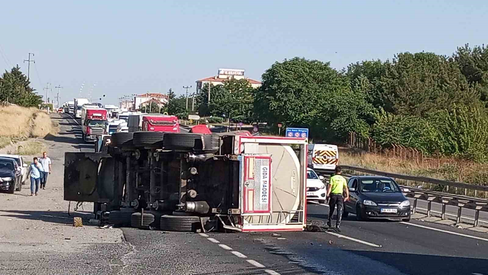 Tekirdağ’da tanker traktöre çarptı facianın eşiğinden dönüldü
