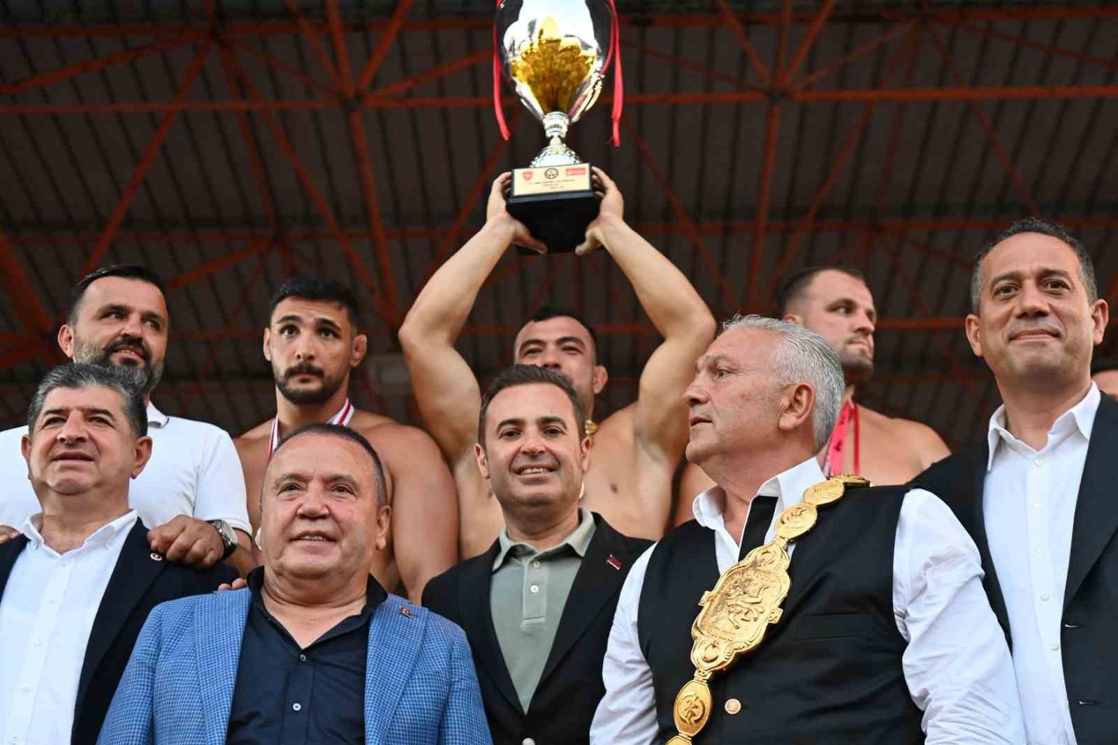 Başkan Akın, Tarihi Kırkpınar G&uuml;reşleri&rsquo;ni takip etti
