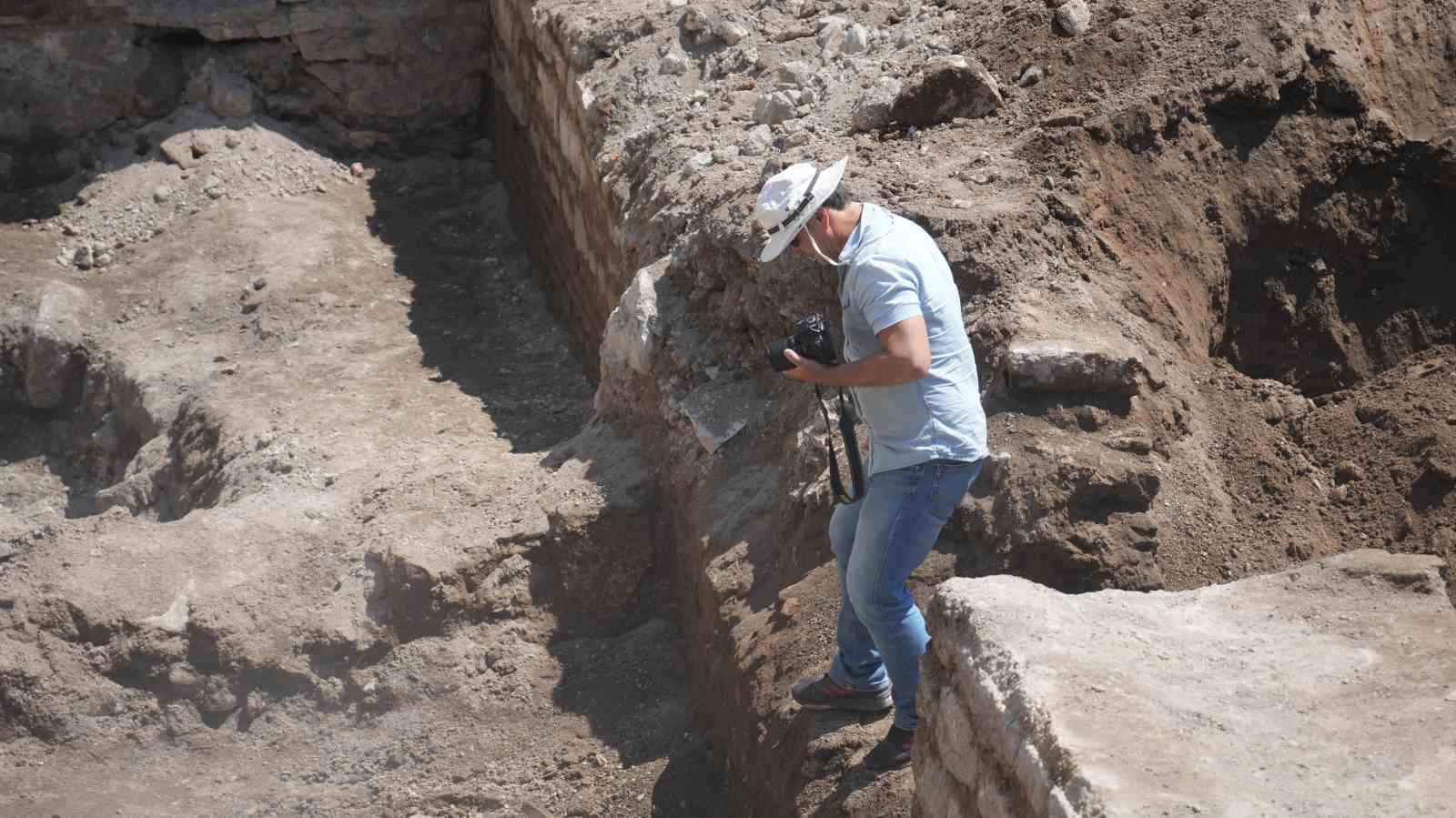 Tarihi hamamın bulunduğu inşaat kazısında hummalı çalışma
