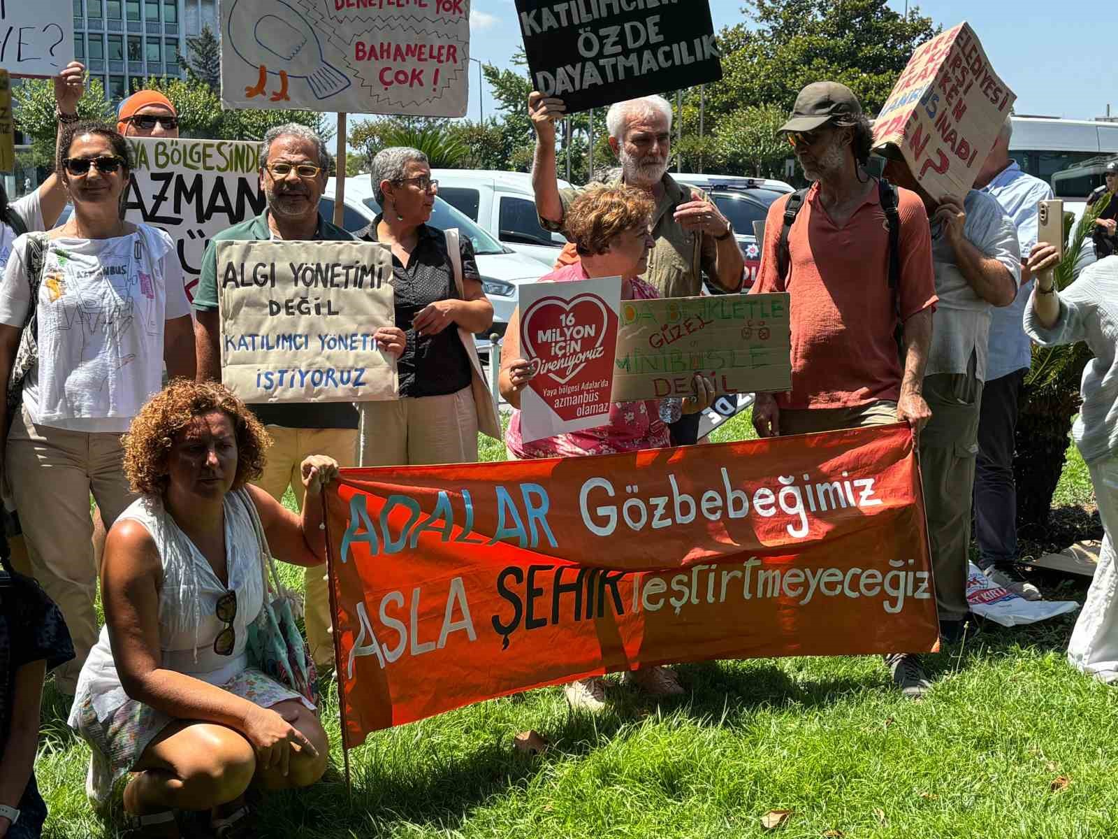Adalar sakinlerinden İBB &ouml;n&uuml;nde "azmanb&uuml;sleri istemiyoruz" eylemi
