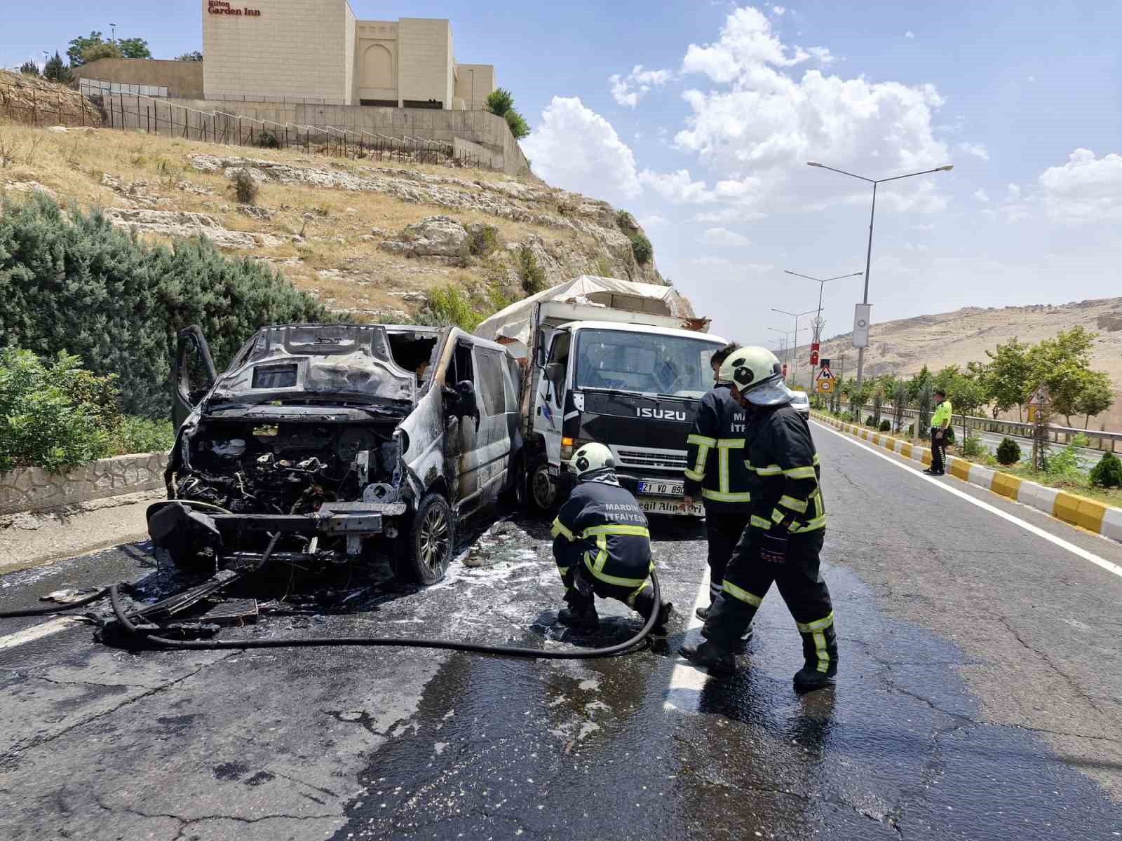 Mardin’de seyir halindeki ticari araç alevlere teslim oldu