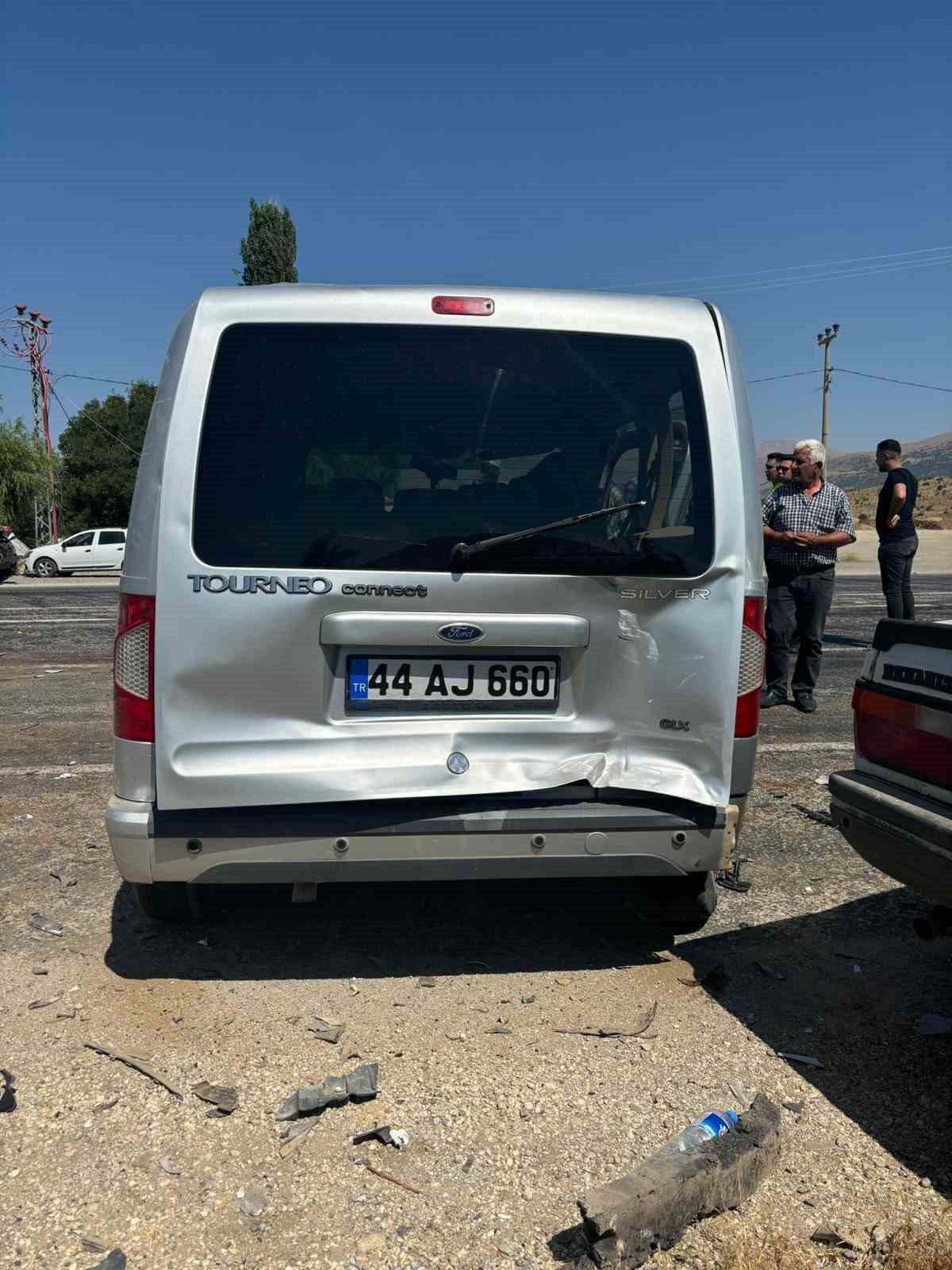 Malatya’da otomobil ile hafif ticari araç çarpıştı: 6 yaralı