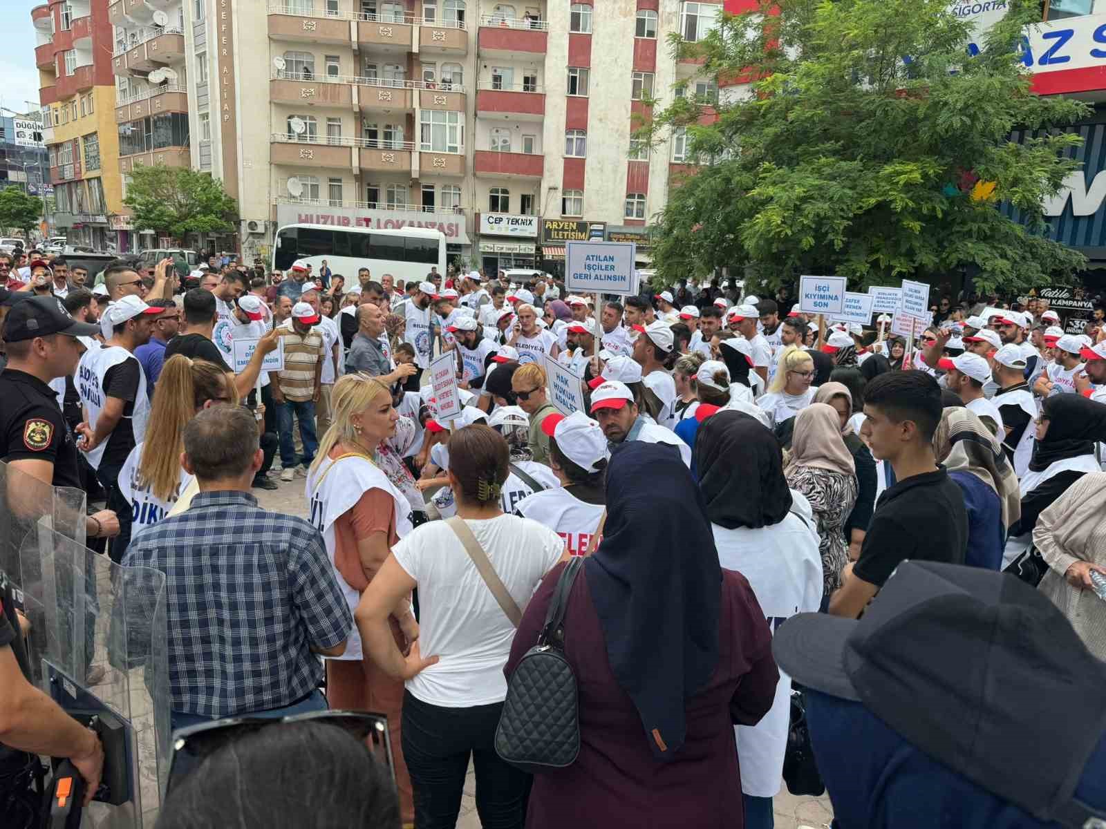 Iğdır Belediyesi’nde işten çıkarılan 204 personelden oturma eylemi
