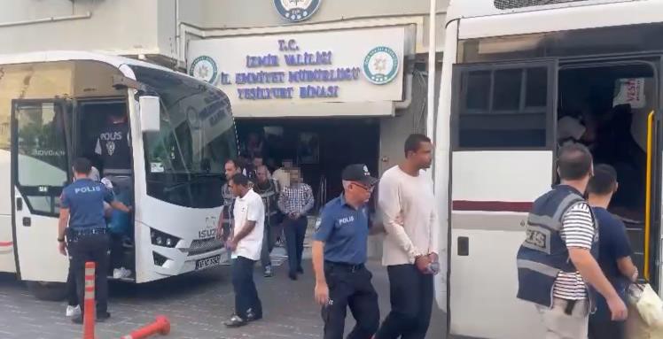 İzmir merkezli ’Paket Operasyonu’nda 32 tutuklama