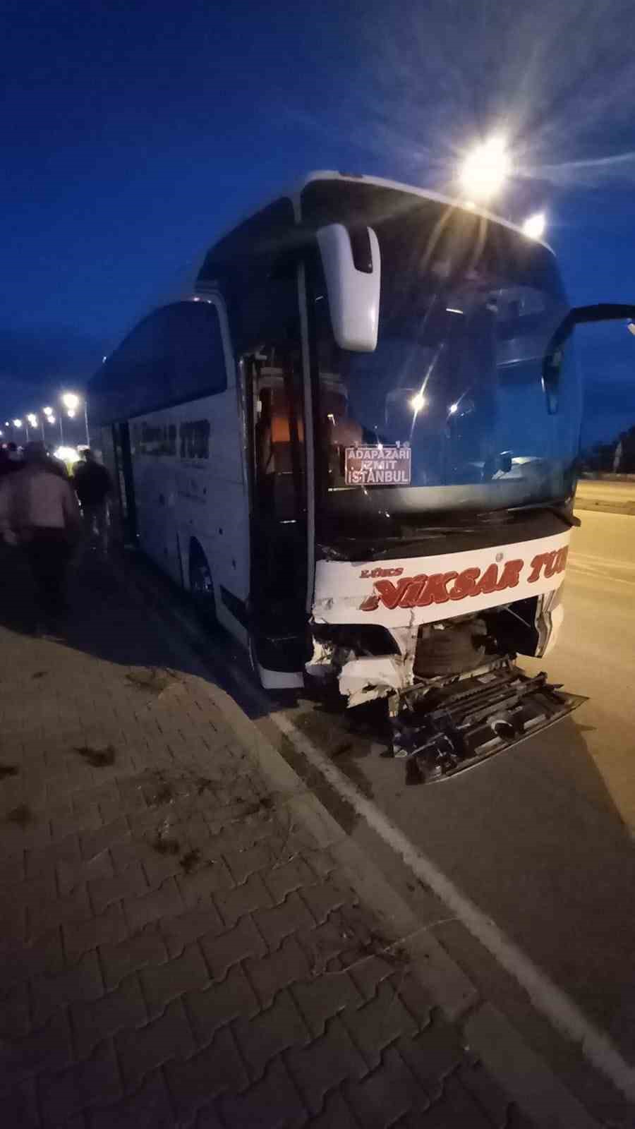 Amasya&rsquo;da yolcu otob&uuml;s&uuml; ile hafif ticari ara&ccedil; &ccedil;arpıştı: 3 yaralı 