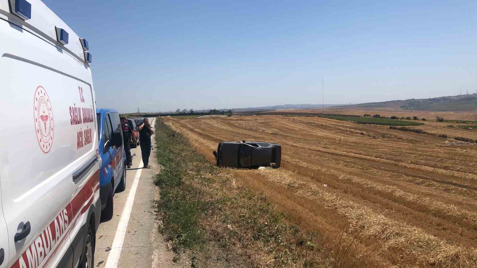 &Ccedil;orlu&rsquo;da otomobil tarlaya devrildi: 1&rsquo;i &ccedil;ocuk 3 yaralı
