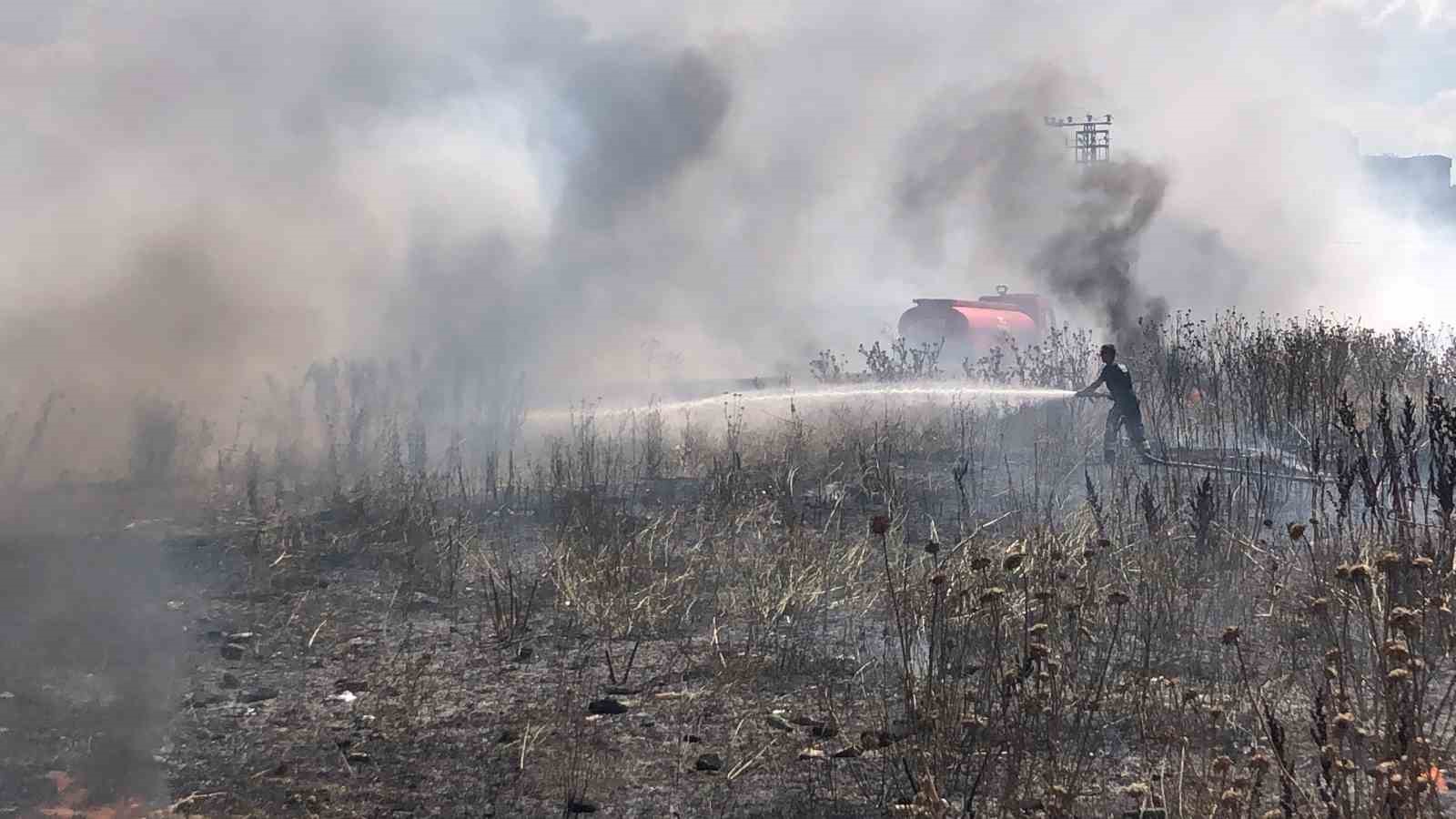 Ot ve &ccedil;alı yangını s&uuml;r&uuml;c&uuml;lere zor anlar yaşattı
