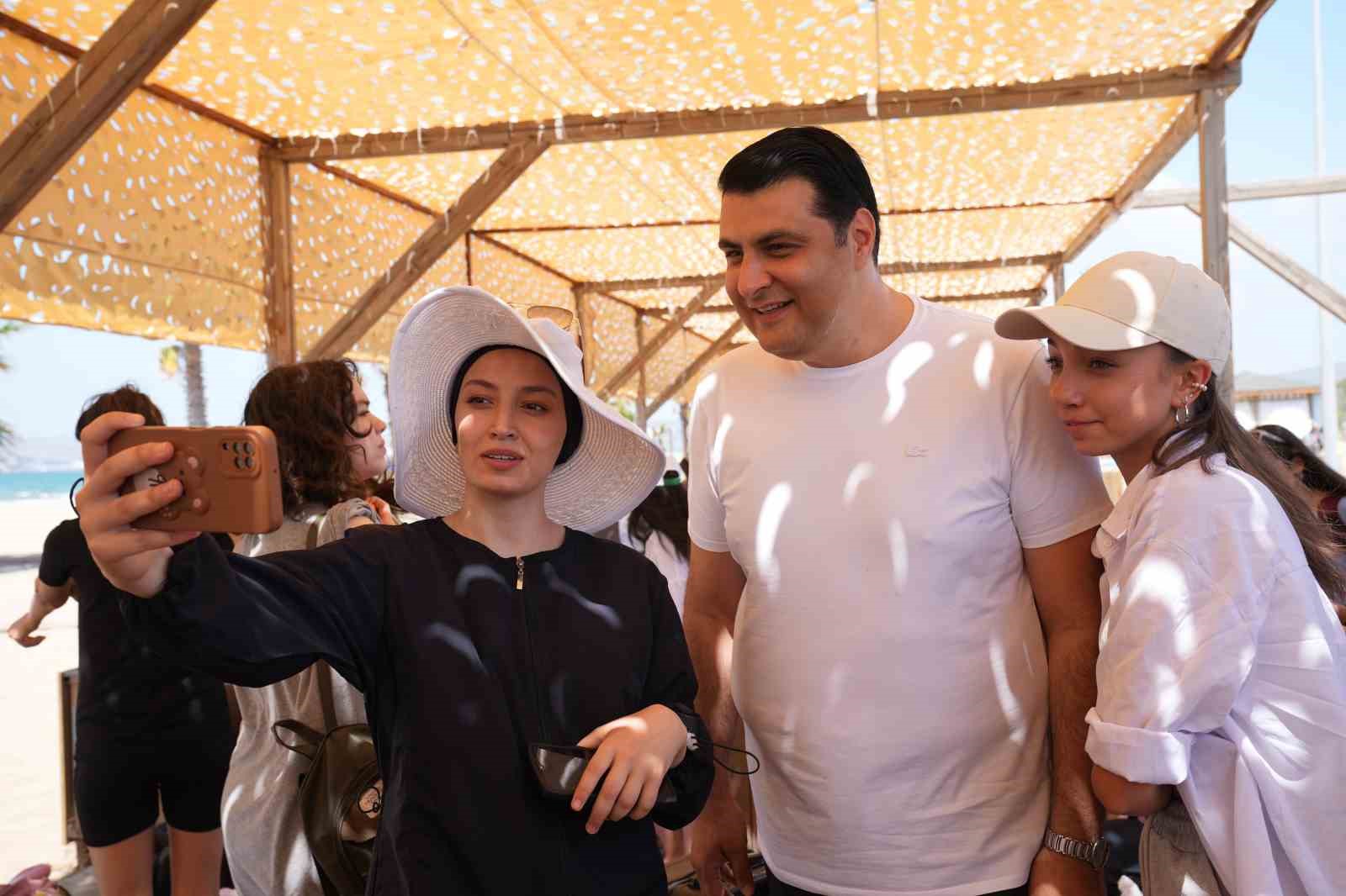 Yılmaz&rsquo;dan &ouml;ğrencilere karne hediyesi
