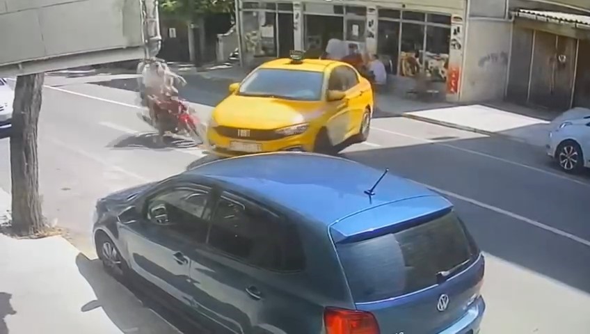 Pendik&rsquo;te kontrols&uuml;z d&ouml;n&uuml;ş yapan ticari taksi motosiklet ile &ccedil;arpıştı
