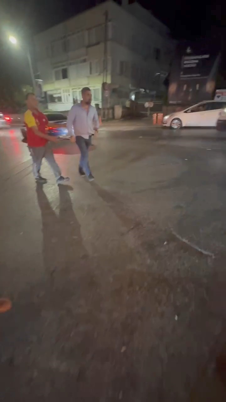 Beykoz&rsquo;da kavgayı g&ouml;ren duyarlı motosiklet s&uuml;r&uuml;c&uuml;s&uuml; polise haber verdi
