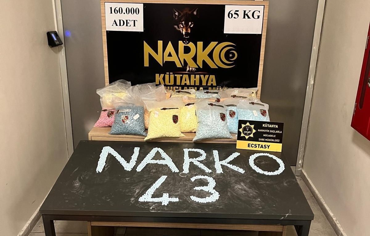 K&uuml;tahya&rsquo;da uyuşturucu operasyonunda 160 bin adet ecstasy hap ele ge&ccedil;irildi

