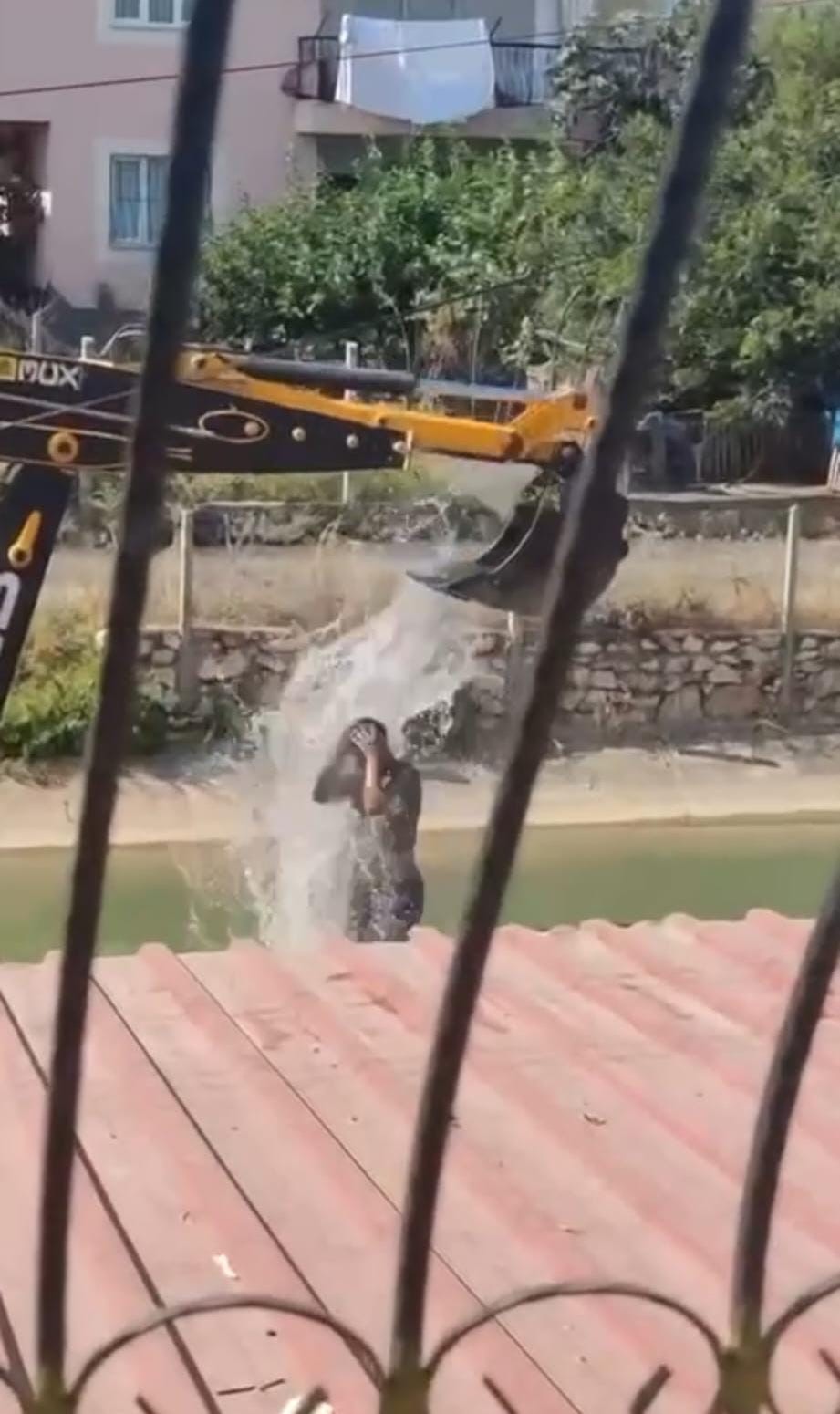 Sıcaktan bunalan vatandaşın imdadına kep&ccedil;e operat&ouml;r&uuml; yetişti
