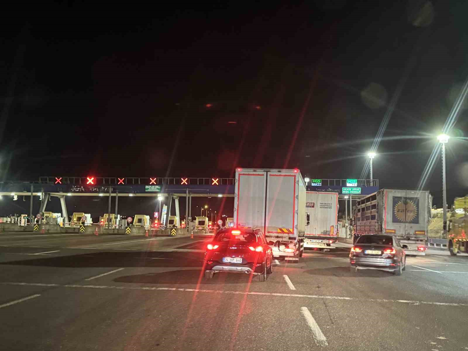 İstanbul trafiğine nefes olan otoyolda, gişe sayısının azaltılması, yoğunluğa sebep oluyor
