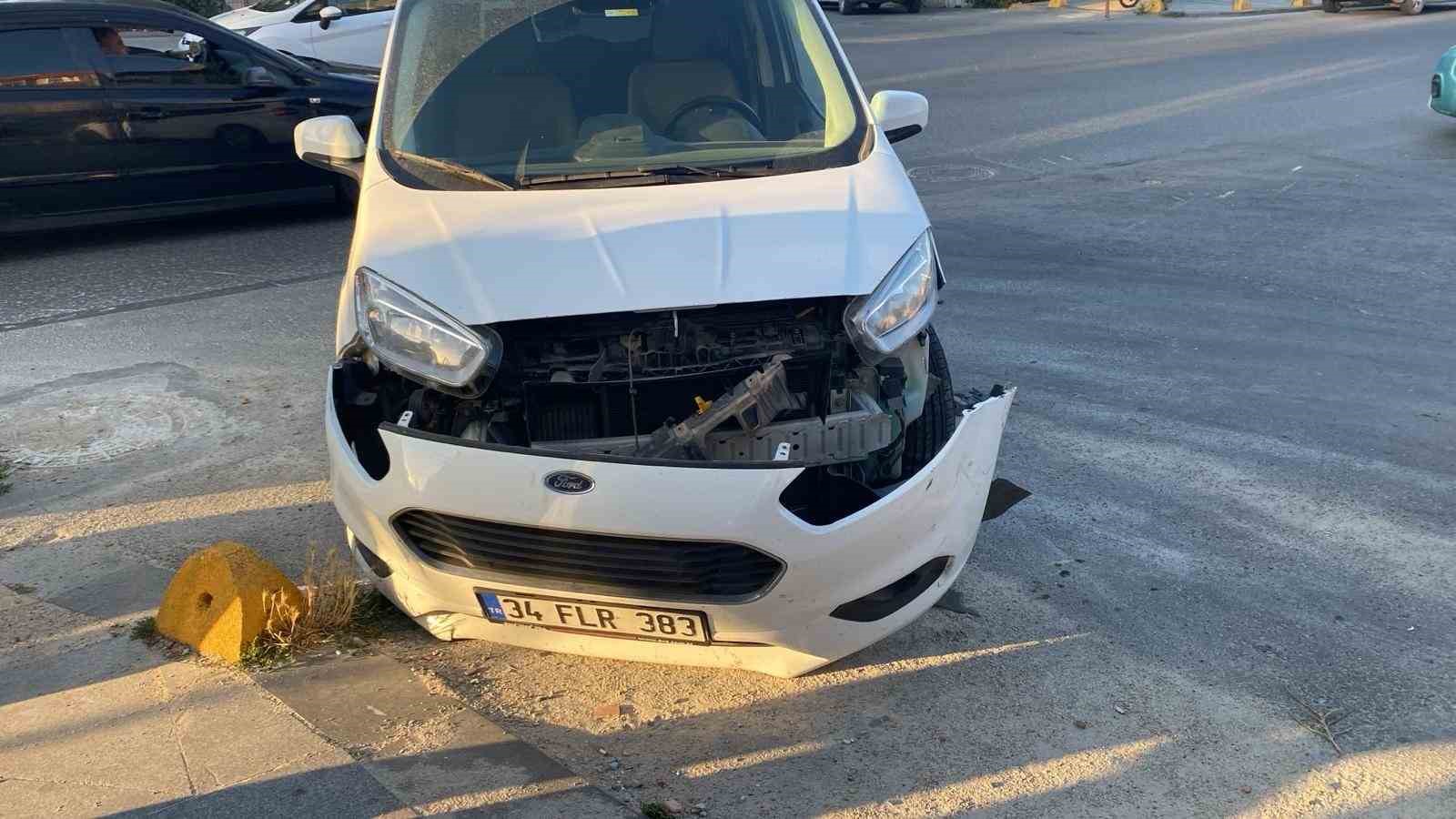 Hafif ticari ara&ccedil;la motosiklet &ccedil;arpıştı: 1 yaralı
