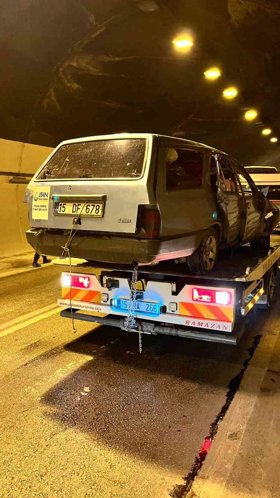 T&uuml;nel i&ccedil;inde otomobil takla attı: 4 yaralı
