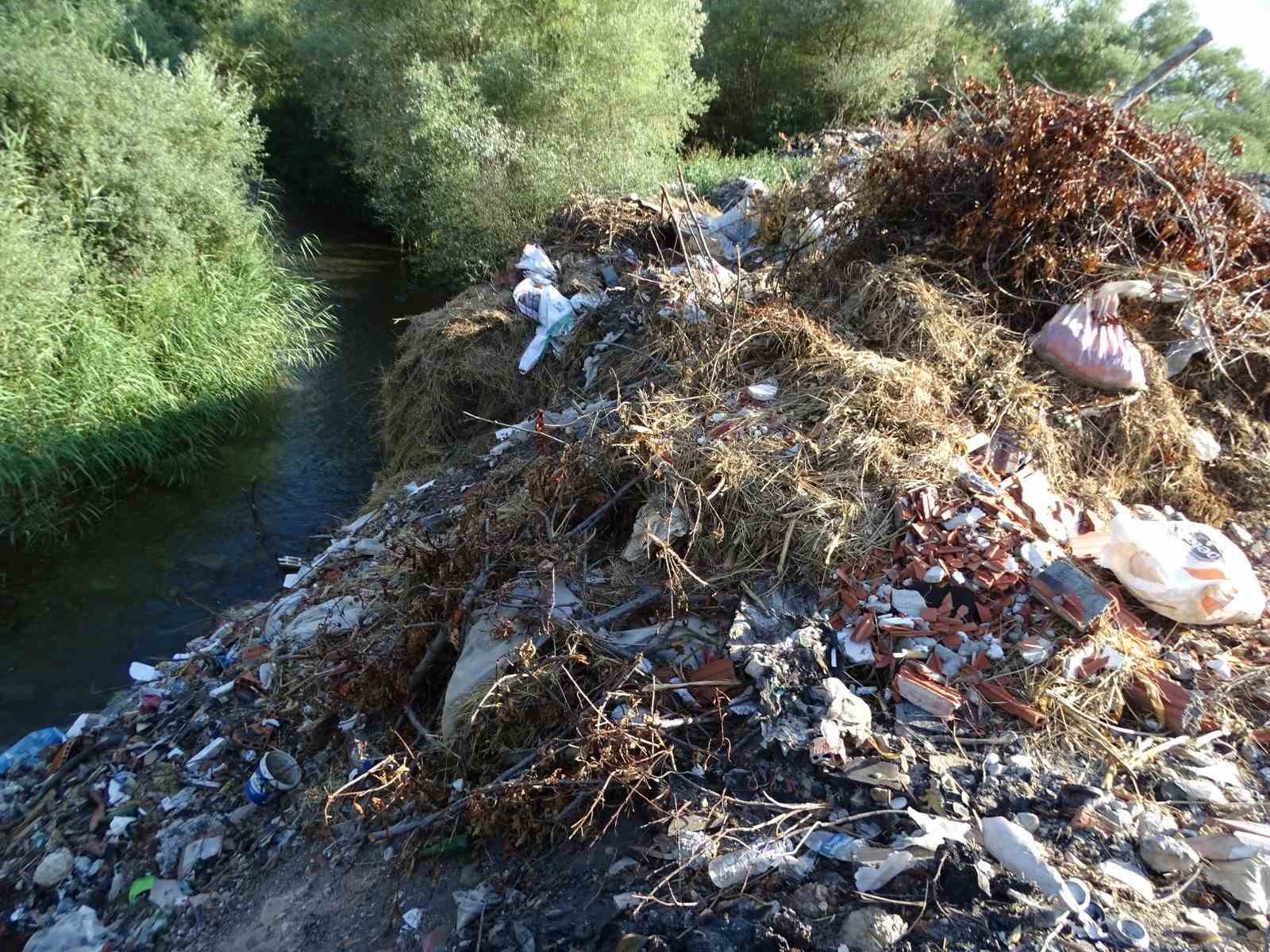 Hisarcık Belediyesi&rsquo;ne Koca &Ccedil;ay kenarında korkutan kirlilik eleştirisi
