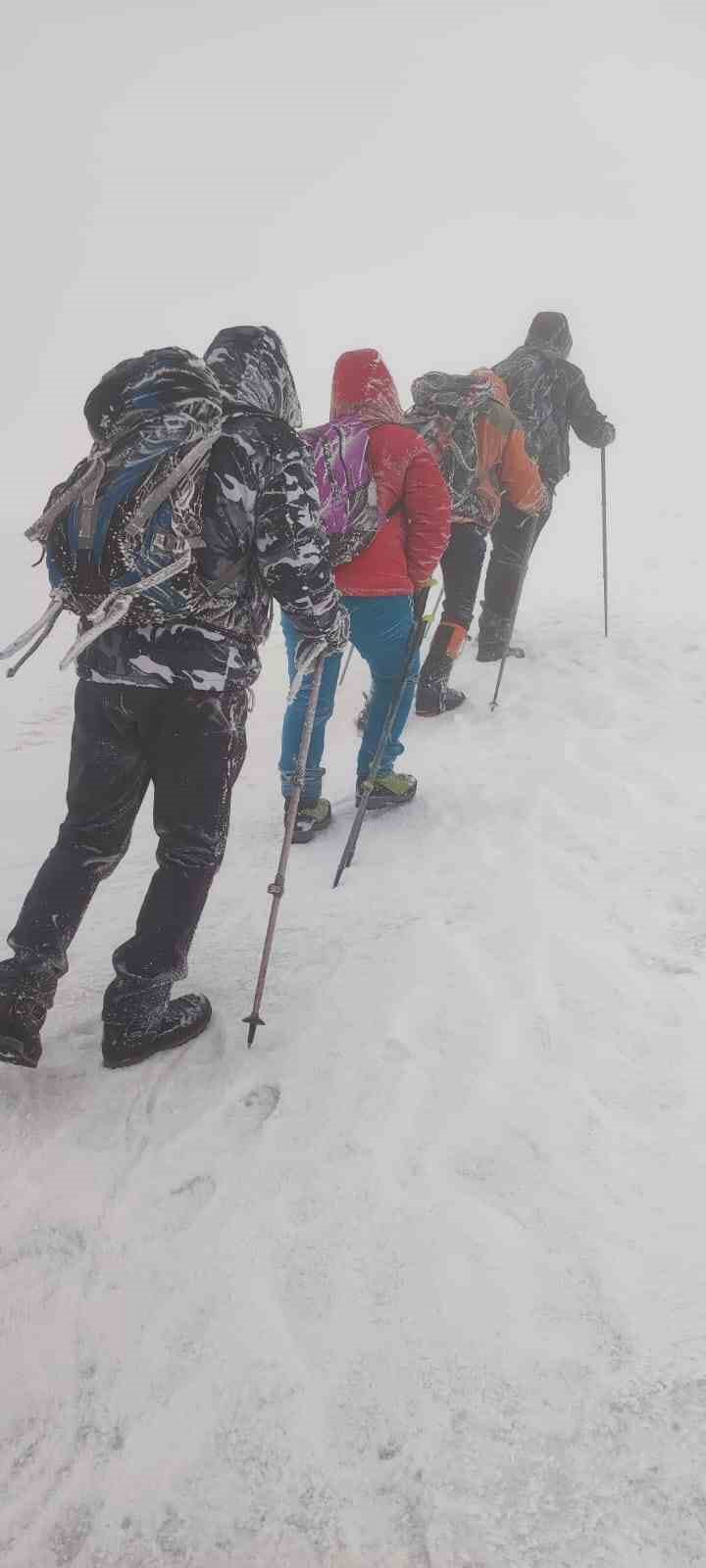 Nöroloji uzmanları, dondurucu soğuğa rağmen zirve tırmanışını tamamladı
