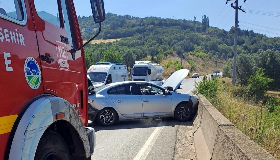 Köprü üzerinde iki otomobil kafa kafaya çarpıştı: 1 hafif yaralı
