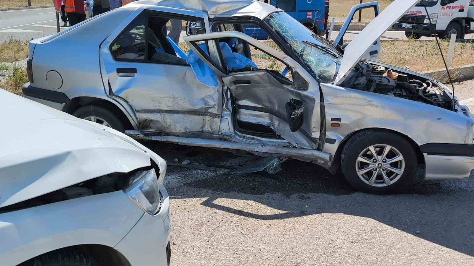 K&uuml;tahya&rsquo;da trafik kazası: 1 &ouml;l&uuml;, 2 yaralı
