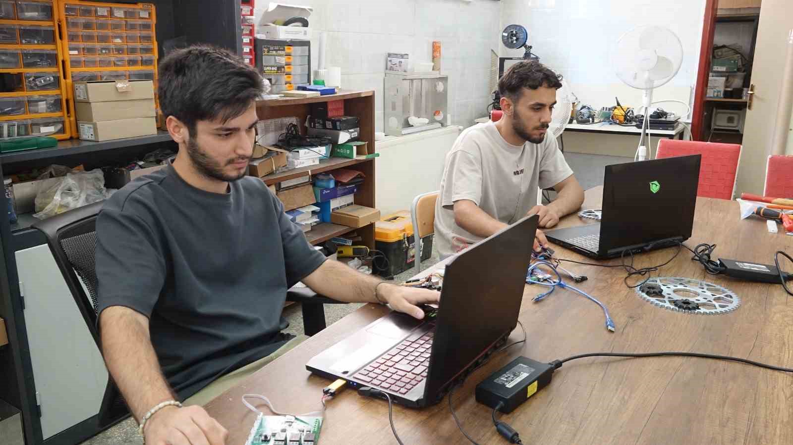 Gaziantep &Uuml;niversitesi &ouml;ğrencileri TEKNOFEST&rsquo;te birincilik hedefliyor
