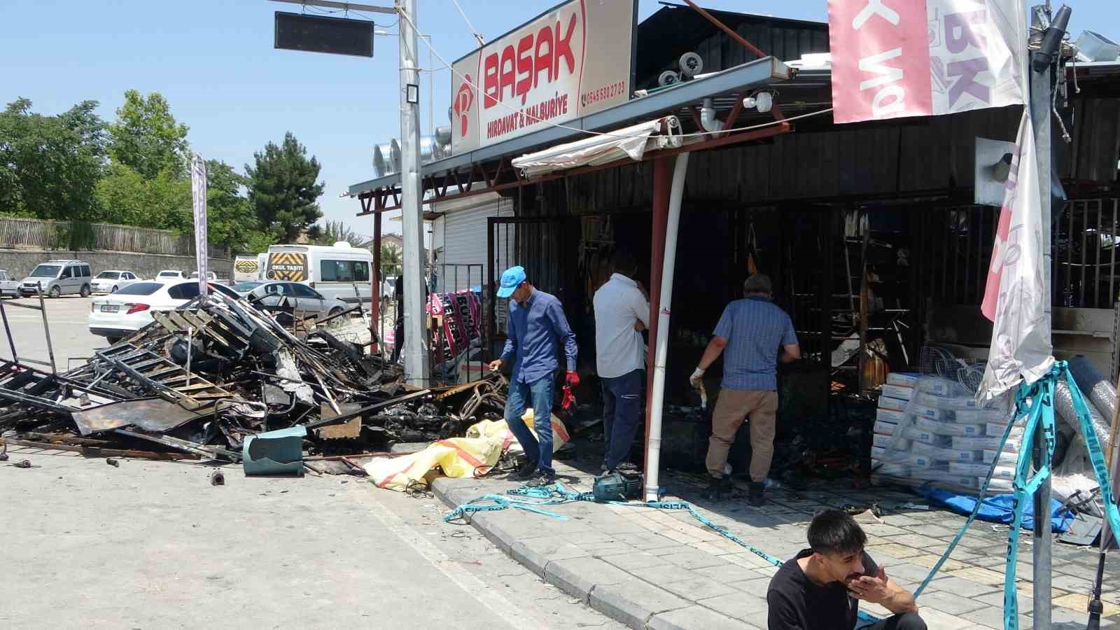 Malatya&rsquo;da yangının vurduğu esnaf geriye kalan sağlam mallarını kurtarmaya &ccedil;alışıyor
