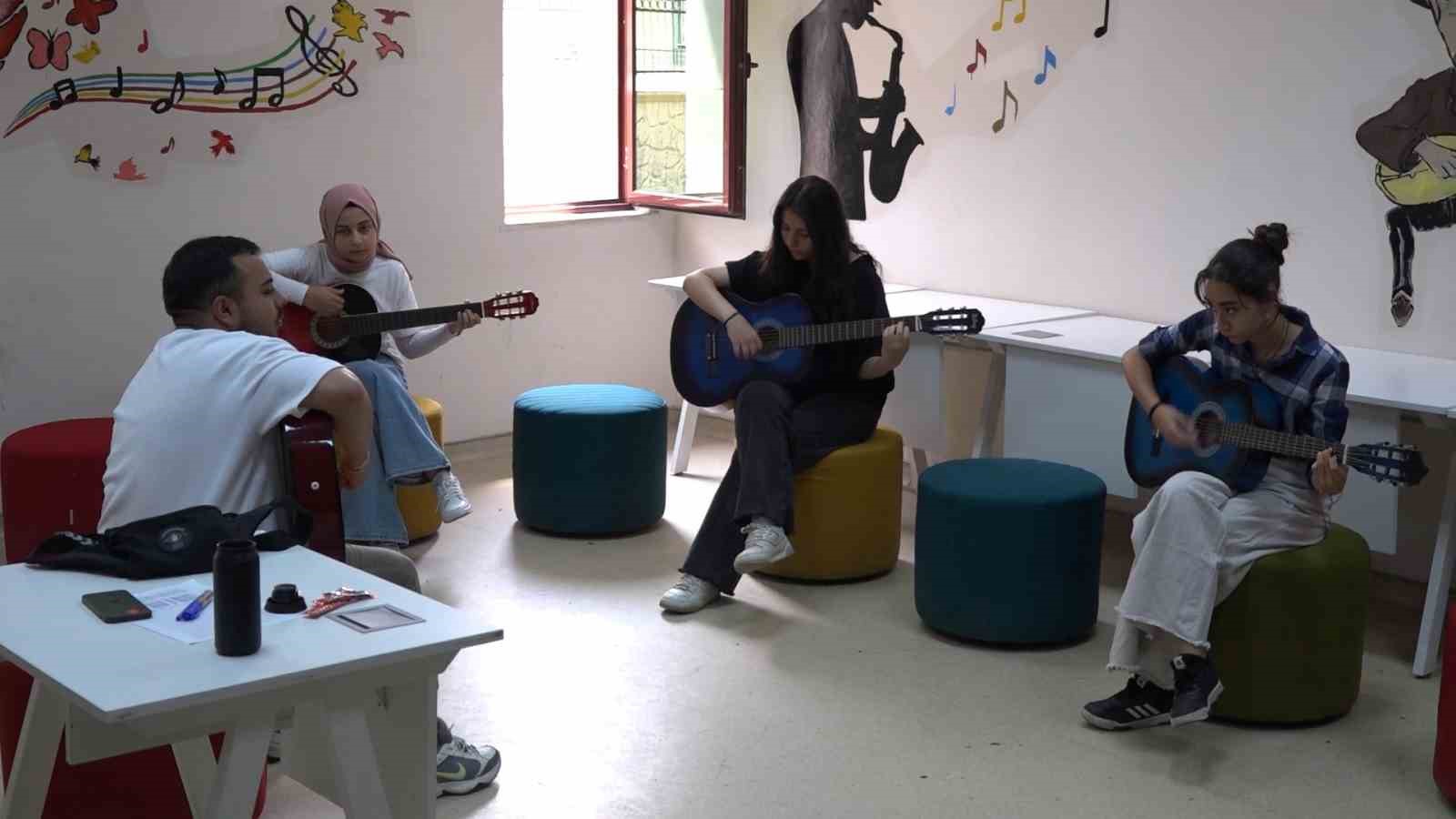 Tatvan Gen&ccedil;lik Merkezi&rsquo;ndeki gitar kursu yoğun ilgi g&ouml;r&uuml;yor
