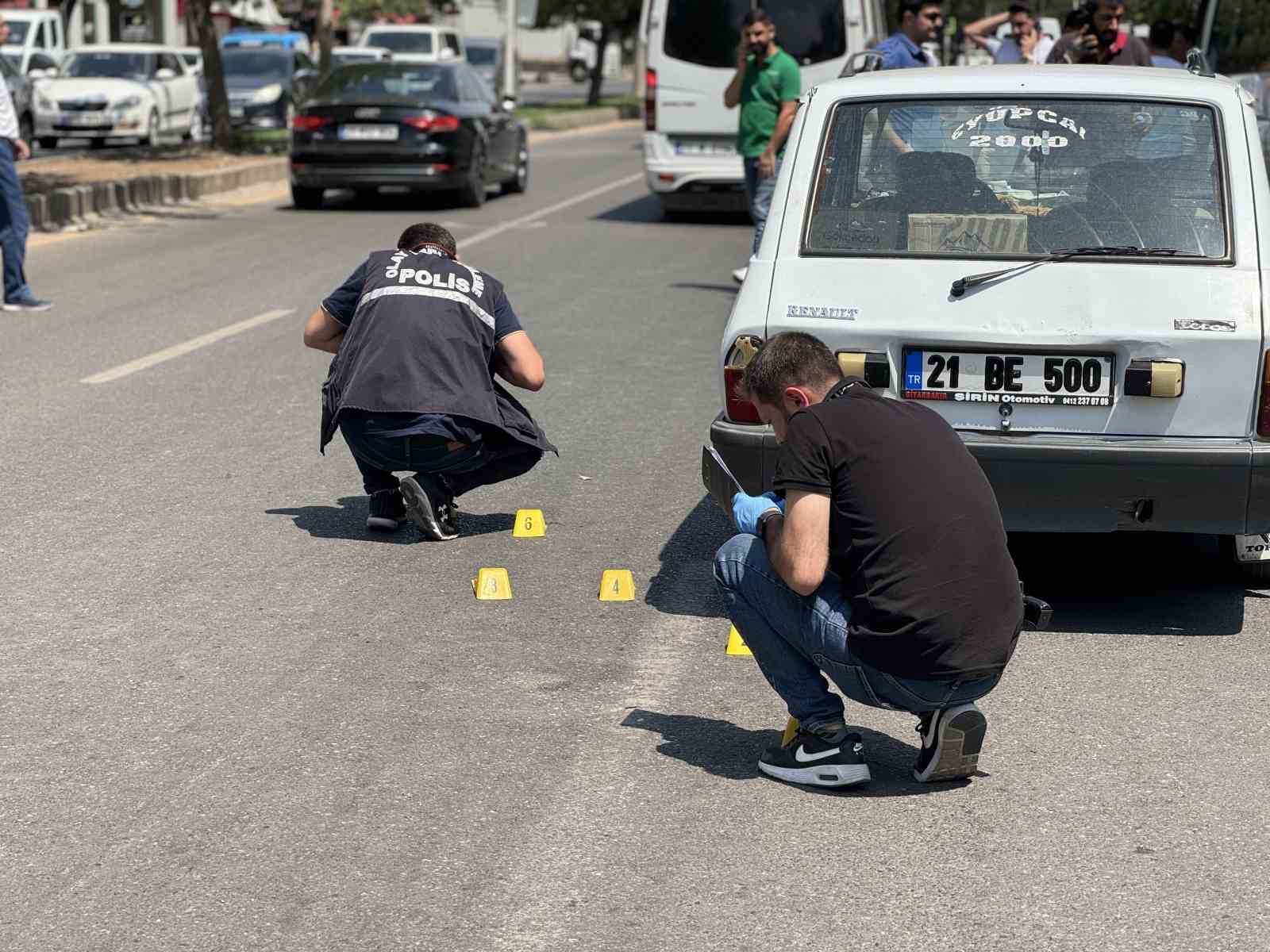Trafikte husumetli şahısların silahlı kavgası güvenlik kamerasına yansıdı: 1 yaralı
