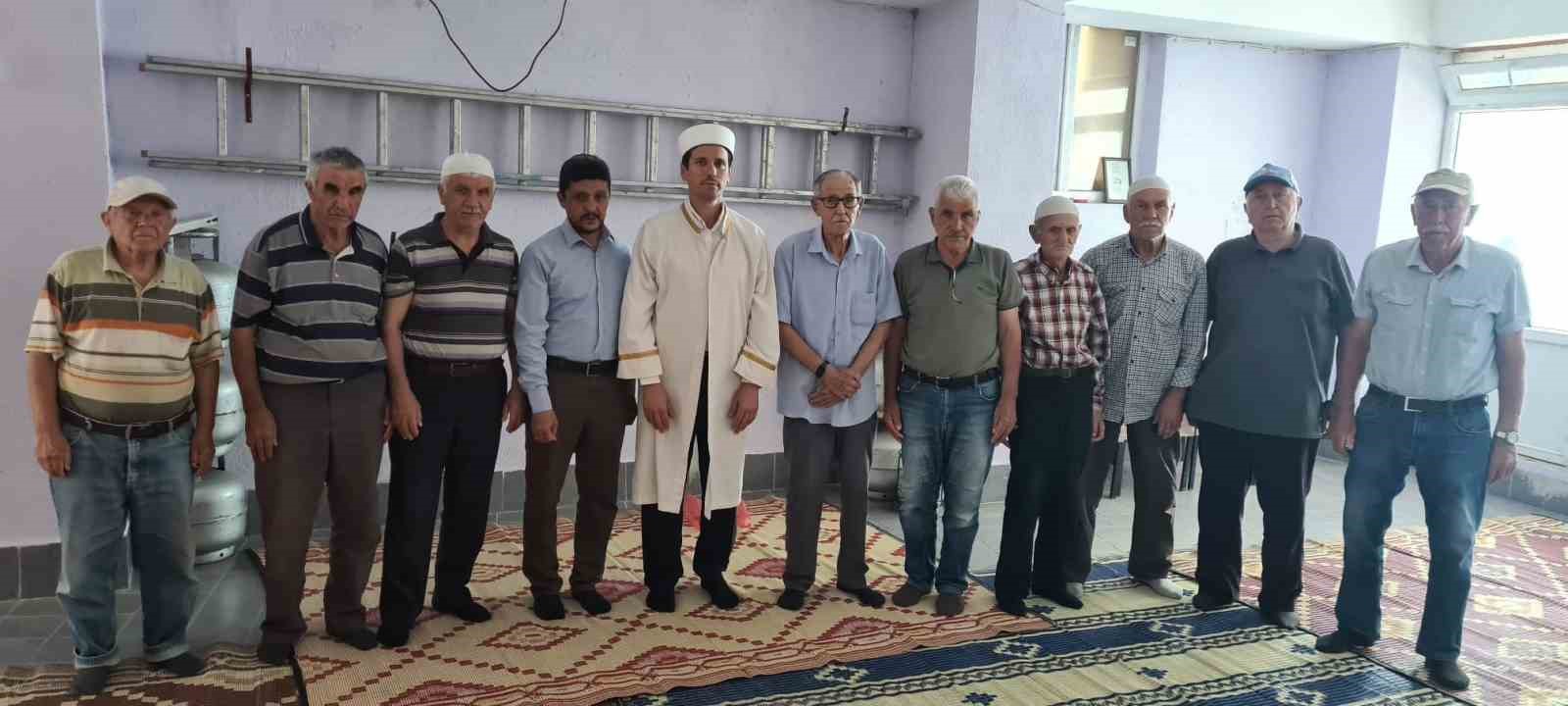 Dumlupınar Kızılca K&ouml;y&uuml; camiinin mihrap b&ouml;l&uuml;m&uuml;nde yangın

