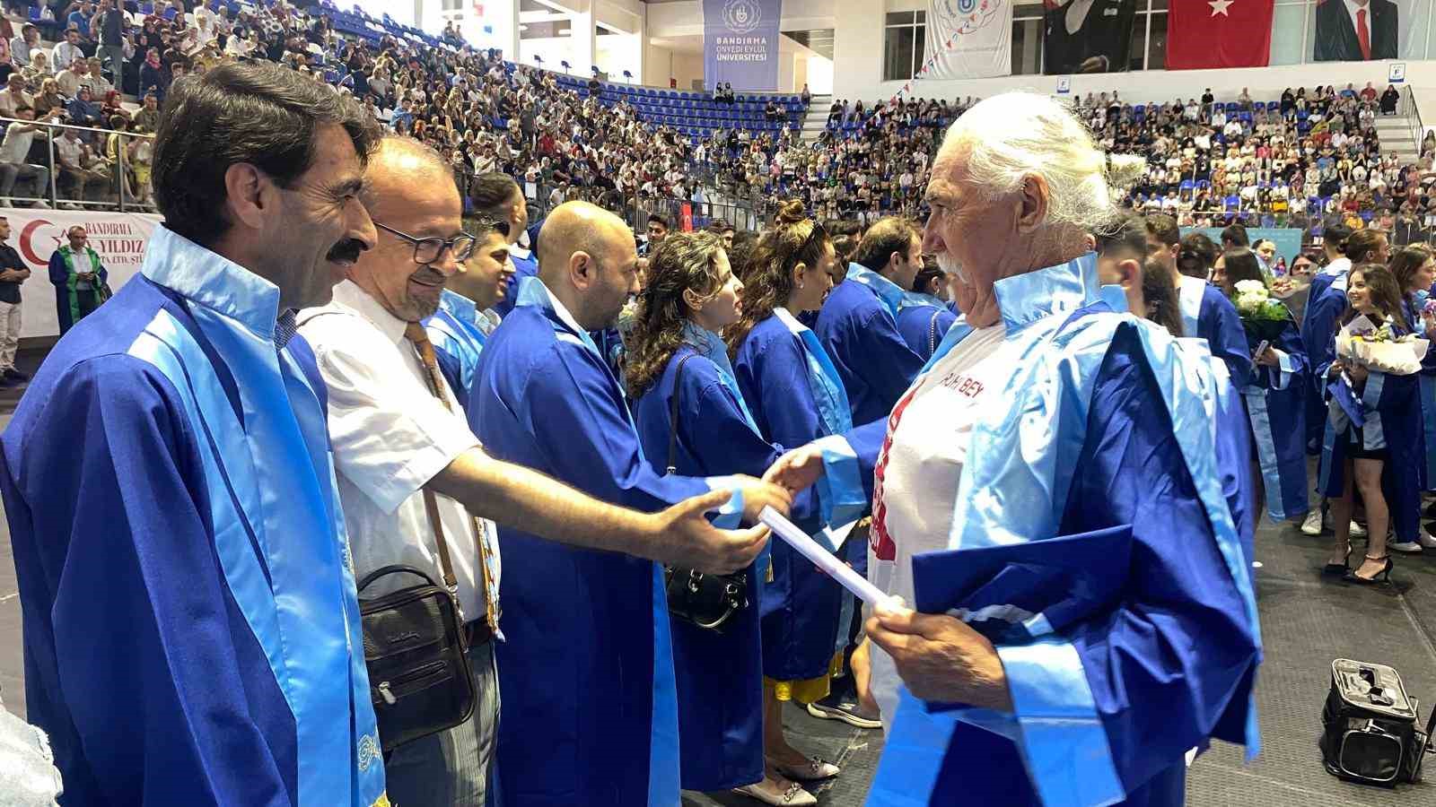 Erdek’te okuyan Türkiye’nin en yaşlı üniversite öğrencisi mezun oldu