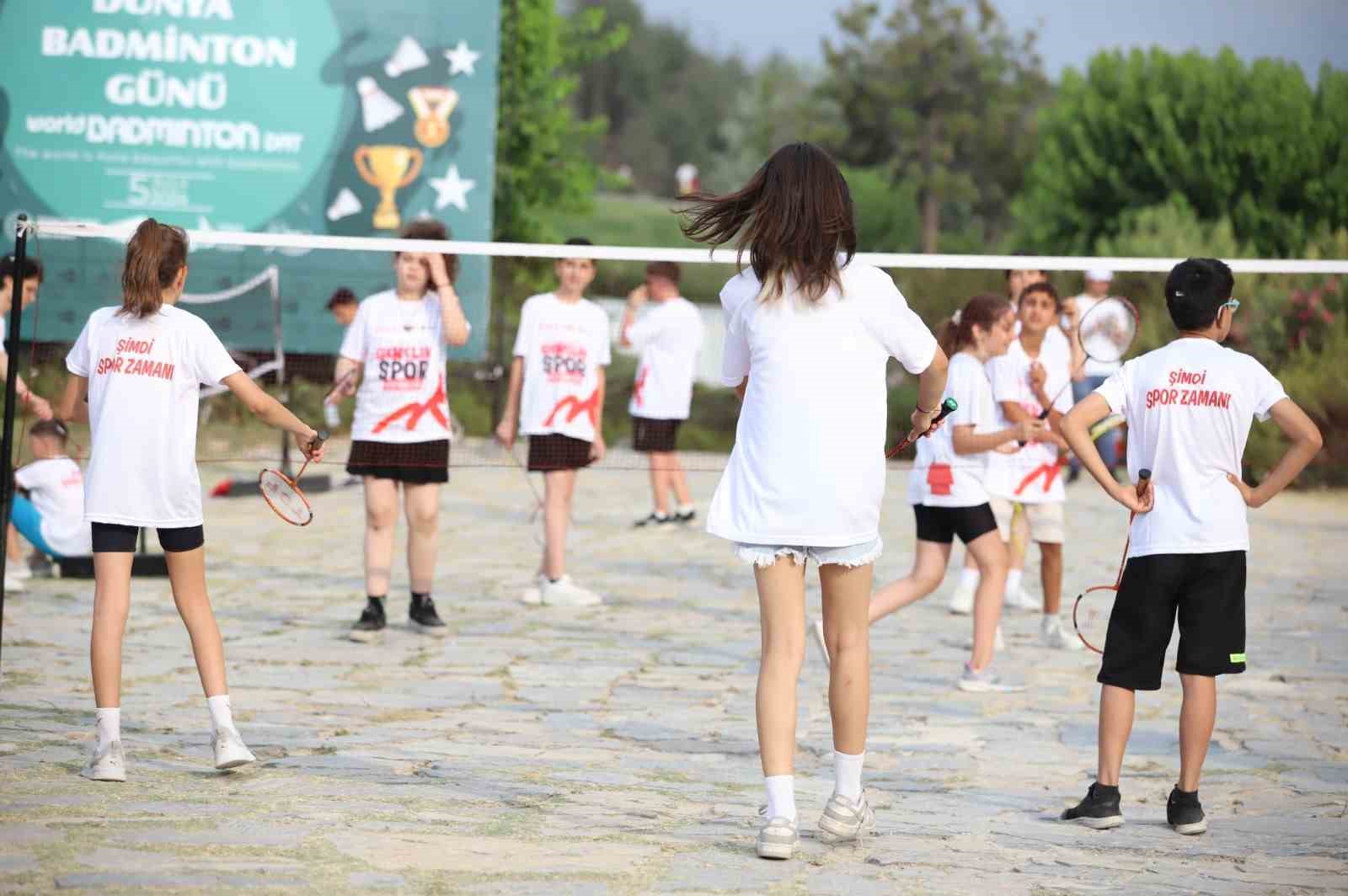 Travertenler &uuml;zerinde badminton oynadılar
