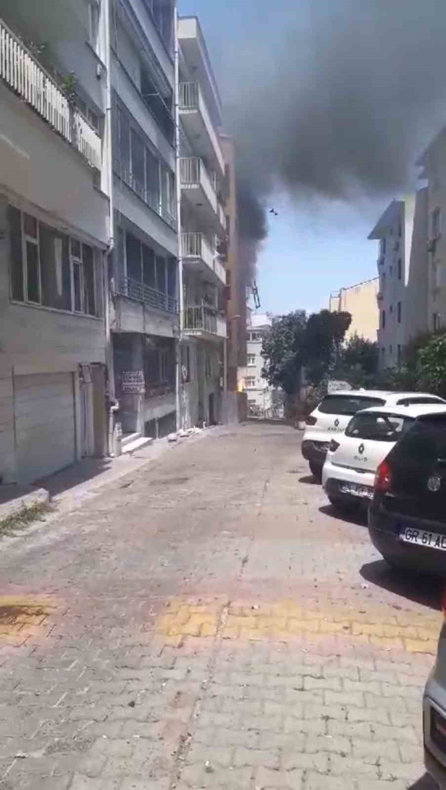 Beyoğlu&rsquo;nda korku dolu anlar: Yangın &ccedil;ıkartan şahsı bı&ccedil;akladı, engelli arkadaşını kurtardı
