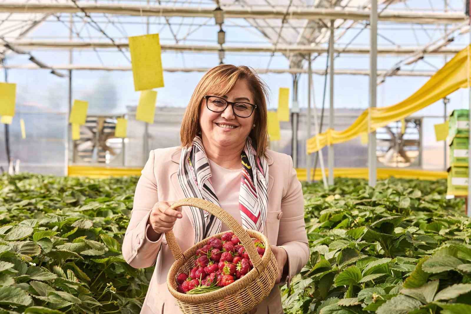 Seranın &uuml;r&uuml;nleri yaşlılara dağıtıldı
