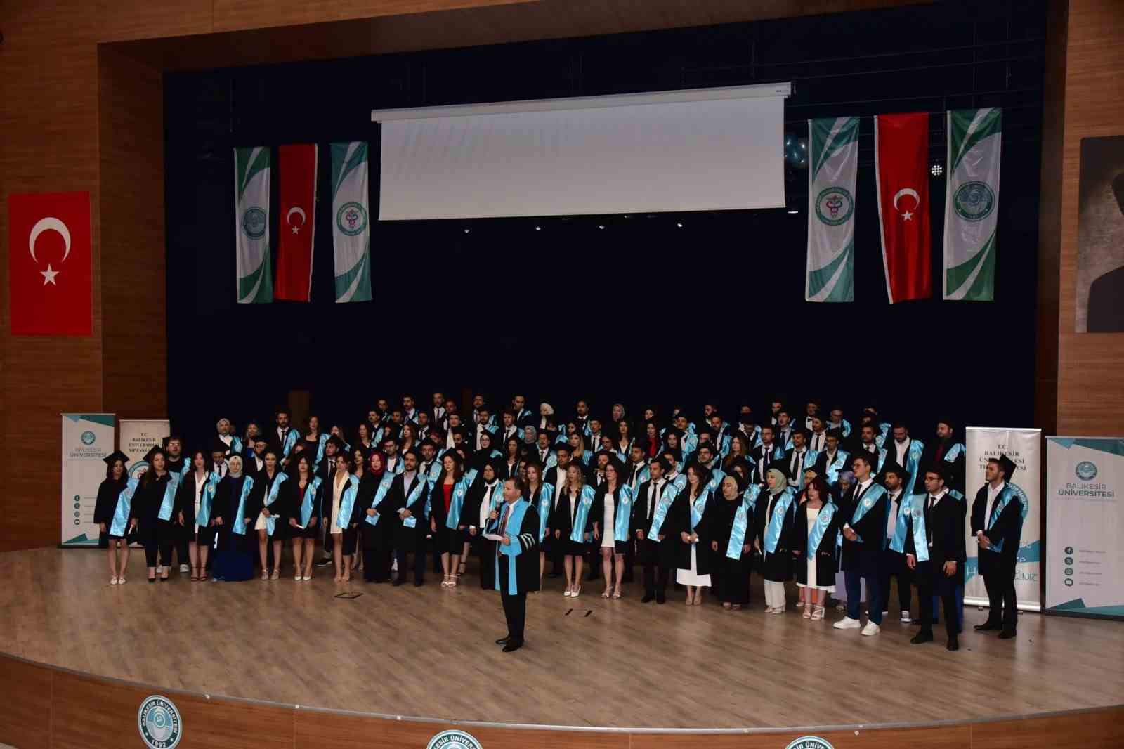 Balıkesir&rsquo;de 107 doktor kep atarak mezun oldu
