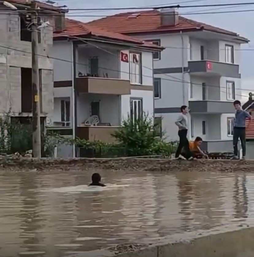 Çocuklar su birikintisinde yüzerek serinledi
