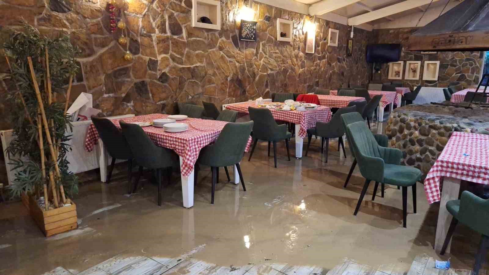 Erzincan&rsquo;ın turizm beldesi &Ccedil;ağlayan&rsquo;ı sel vurdu
