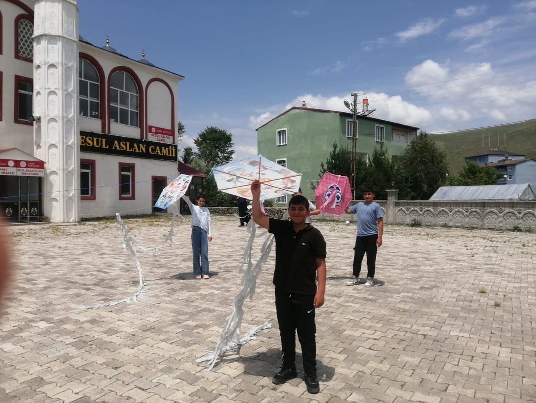 Resul Aslan Camii Yaz Kur’an Kursunda Uçurtma Şenliği
