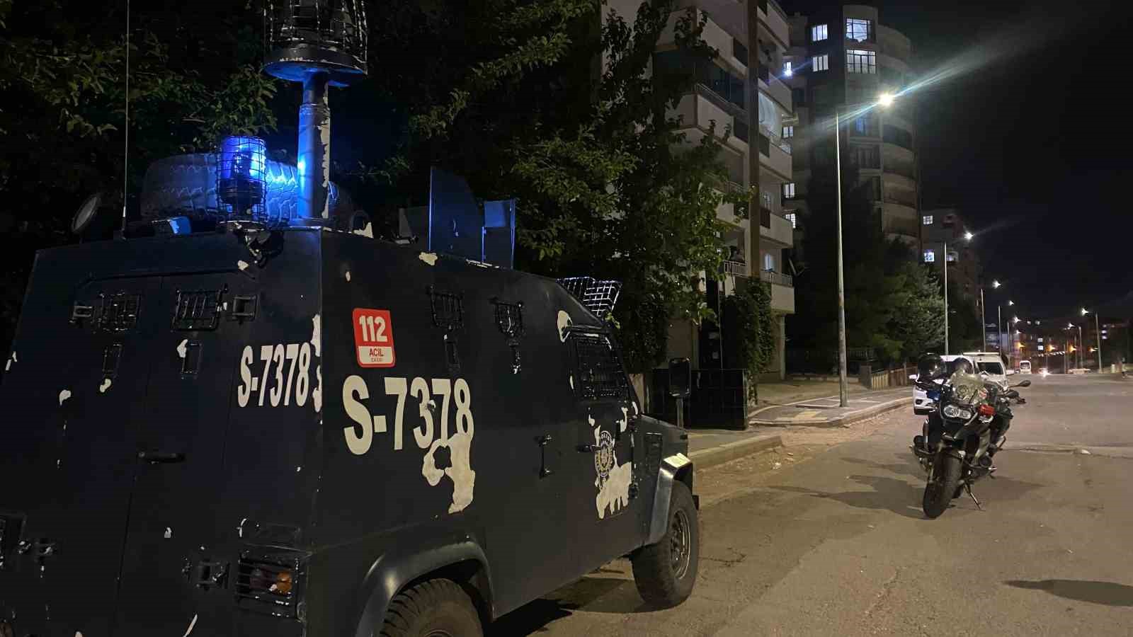 Diyarbakır&rsquo;da abla kardeş, dayıları tarafından vuruldu
