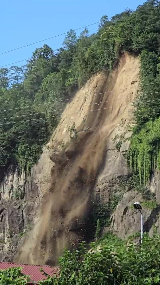 AFAD Başkanı Memiş, Rize’de heyelanların yaşandığı bölgede incelemelerde bulundu
