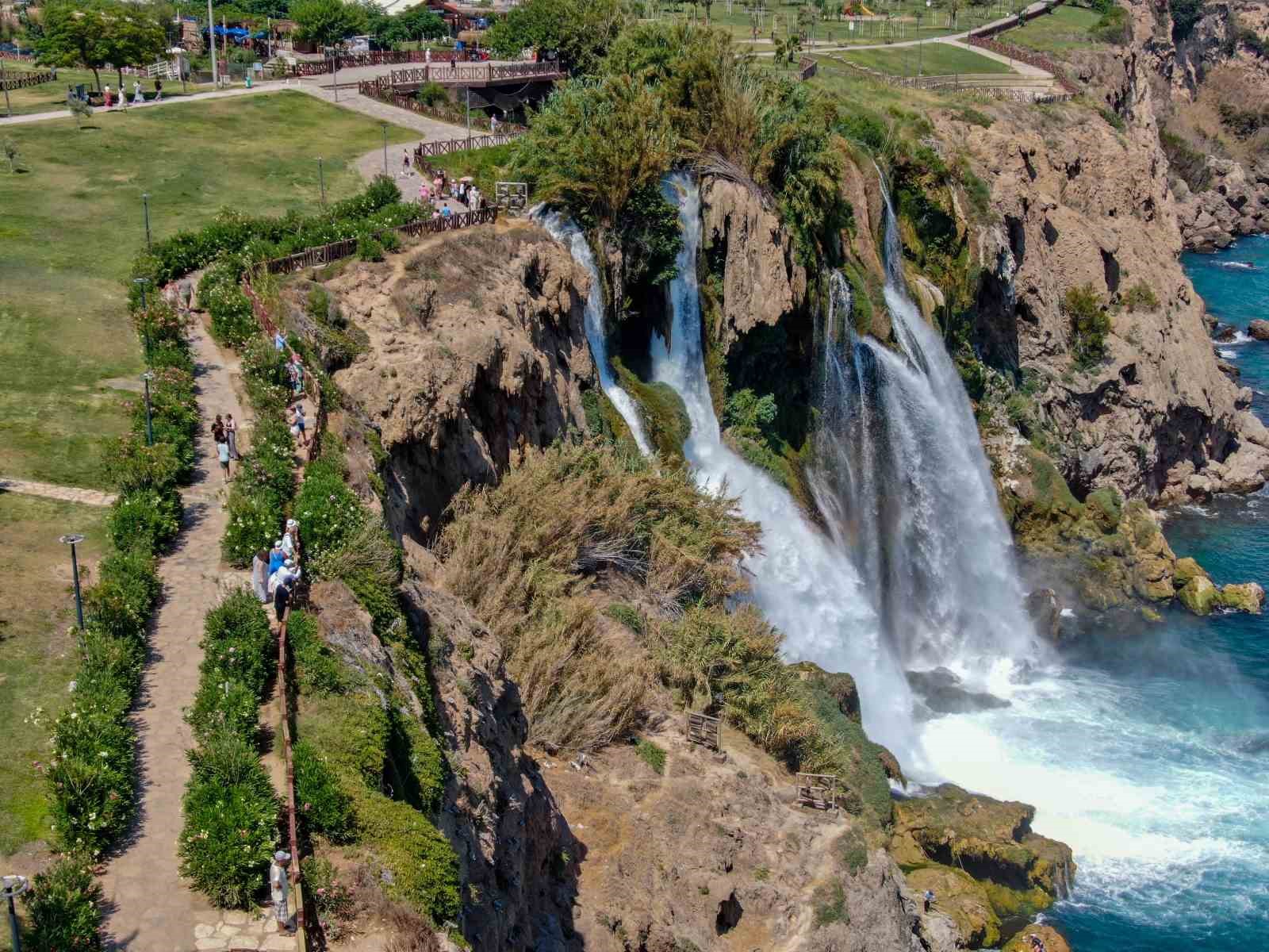 Antalya&rsquo;da turistlerin ilk durağı D&uuml;den Şelalesi
