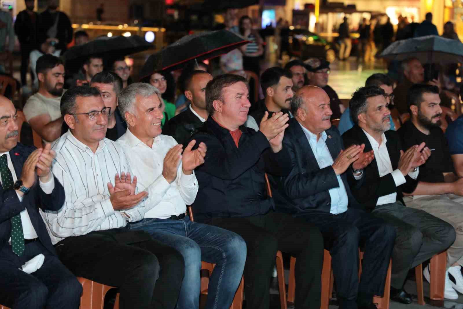 Erzincan&rsquo;da aşıklar sahne aldı
