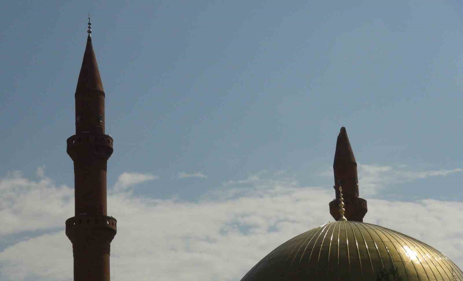 Ahlat&rsquo;ta cami minaresine yıldırım d&uuml;şt&uuml;, m&uuml;ezzin yaralandı
