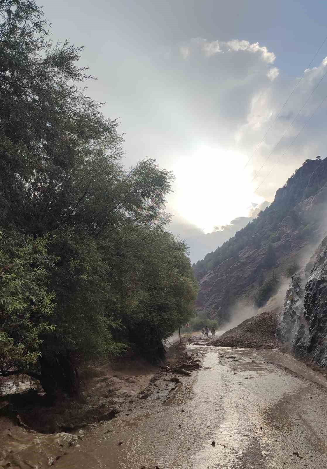 Toprak kayması sonucu kapanan yol yeniden açıldı