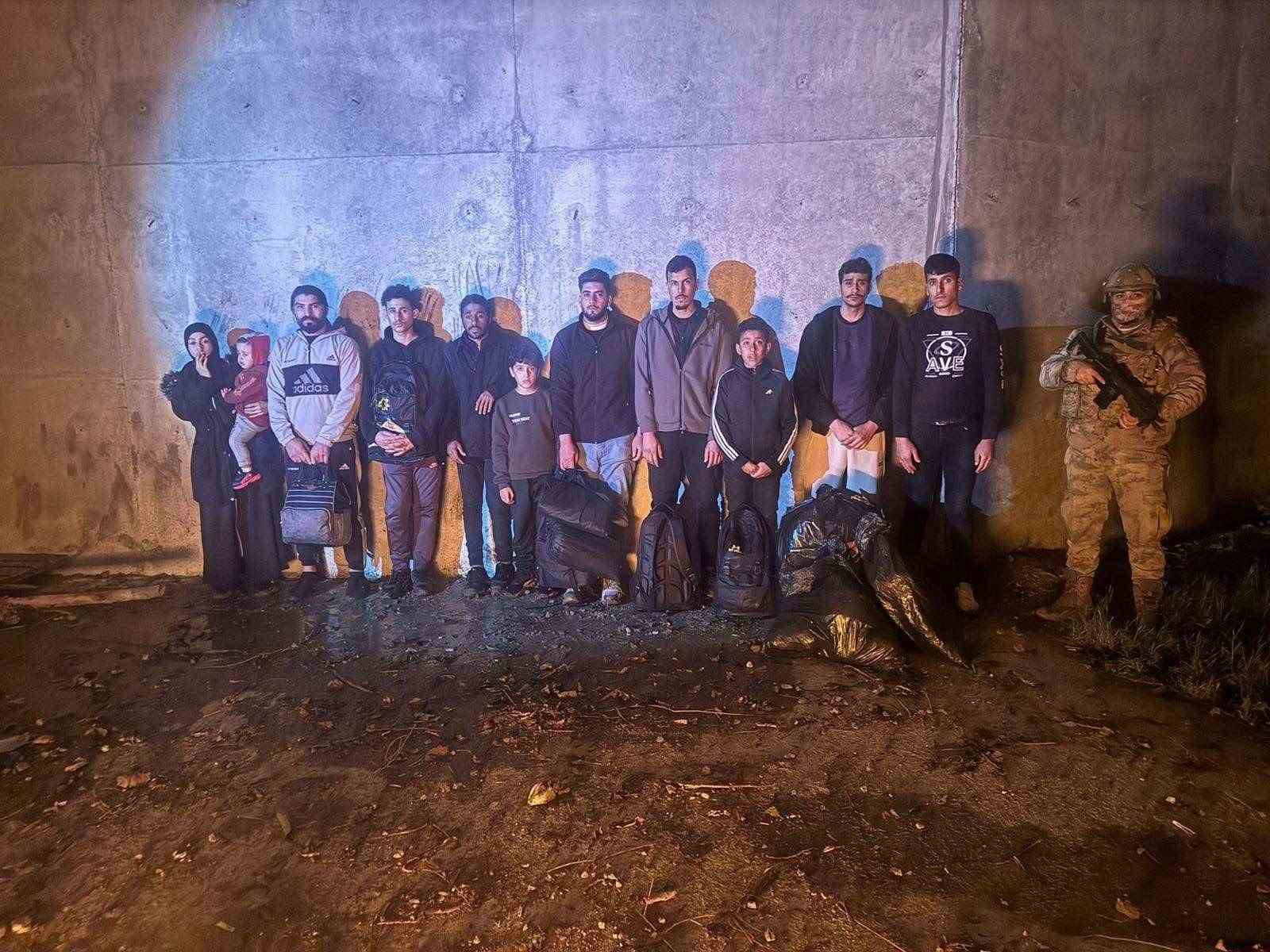 23 D&uuml;zensiz g&ouml;&ccedil;men yakalandı
