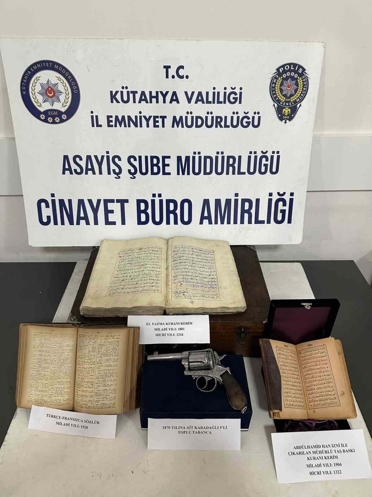 K&uuml;tahya&rsquo;da 2 antika Kur&rsquo;an-ı Kerim ve antika tabanca ele ge&ccedil;irildi

