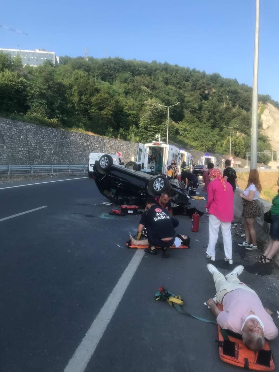 Bariyere &ccedil;arpan otomobil takla attı: 5 yaralı
