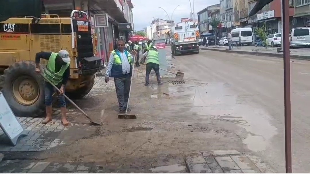 Özalp’ta şiddetli yağmur sele neden oldu
