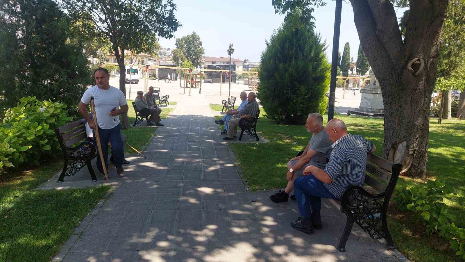 Tekirdağ&rsquo;da kavurucu sıcaklar: G&ouml;lgeye akın ettiler
